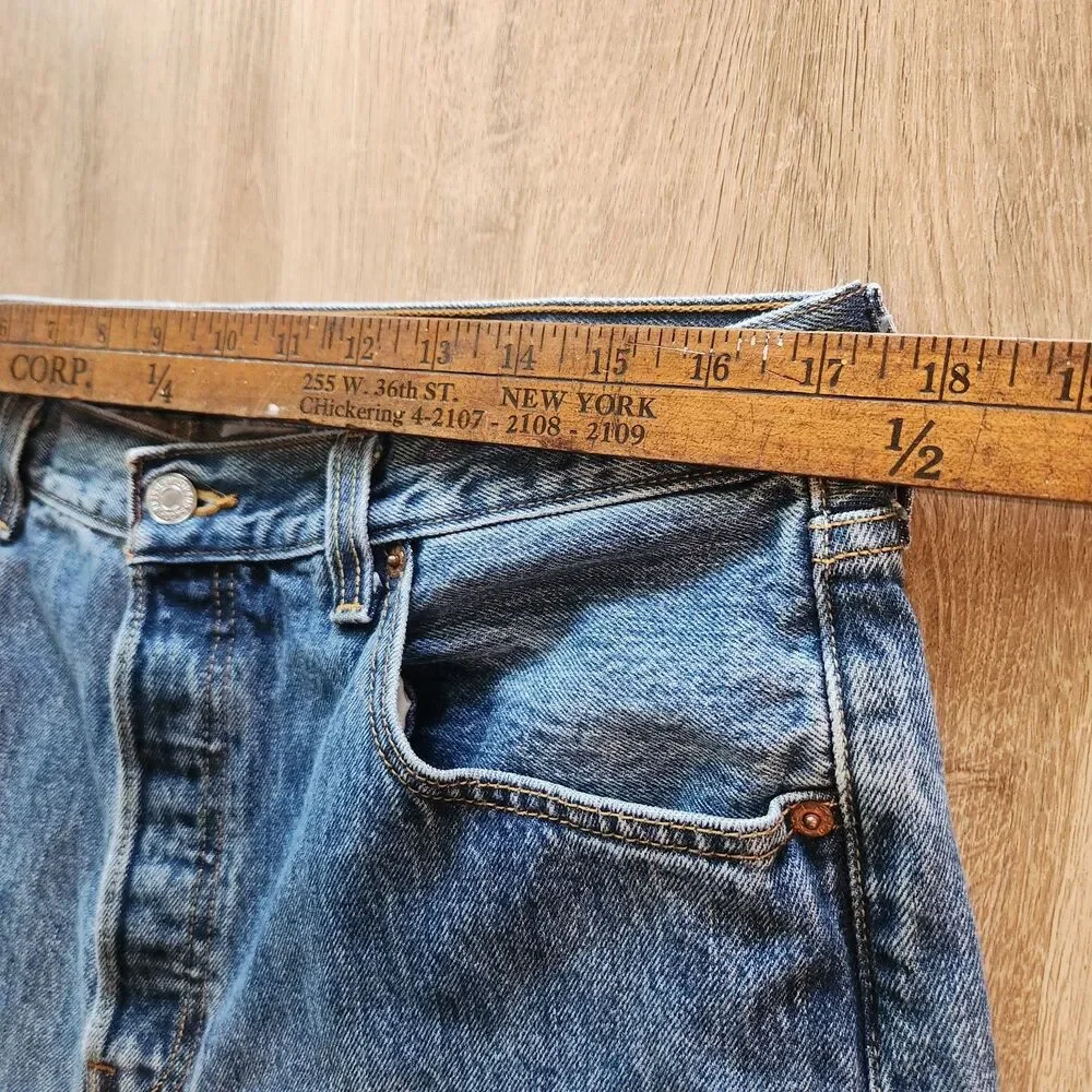 Vintage Levi's 501 Jeans Mens 29x32 Medium Wash Button Fly Denim Y2K